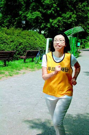 Nạn nhân vụ bỏng nặng trở thành giảng viên đại học - 2 Cô Lee Ji-sun tham gia trong một cuộc thi Maratông ở New York (Mỹ) năm 2009. (Ảnh: Donga)