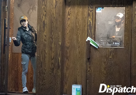 “Mỹ nam” Lee Joon Gi đang hò hẹn - 2
Hãng Dispatch đã ghi lại ảnh hò hẹn giữa Lee Jun Ki và bạn gái Jeon Hye Bin vào ngày 4/4.