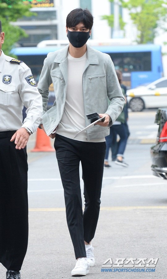 Mỹ nam Lee Min Ho lên đường nhập ngũ - 2
Lee Min Ho ghé vào Toà thị chính khoảng 20 phút rồi ra về. Việc ngôi sao nổi tiếng của Hàn Quốc được thực hiện nghĩa vụ quân sự với tư cách nhân viên phục vụ cộng đồng và chỉ phải làm việc 20 phút trong ngày đầu tiên đã làm dấy lên tin đồn anhd được ưu ái đặc biệt.