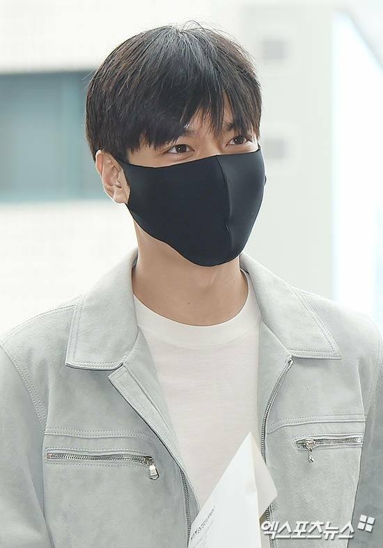 Mỹ nam Lee Min Ho lên đường nhập ngũ - 1
Ngày 12/5 vừa rồi, hotboy nổi tiếng của làng giải trí xứ Hàn - Lee Min Ho đã có mặt tại Tòa thị chính quận Gangnam để thực hiện nghĩa vụ quân sự với tư cách là một nhân viên phục vụ cộng đồng. Anh xuất hiện với trang phục giản di
