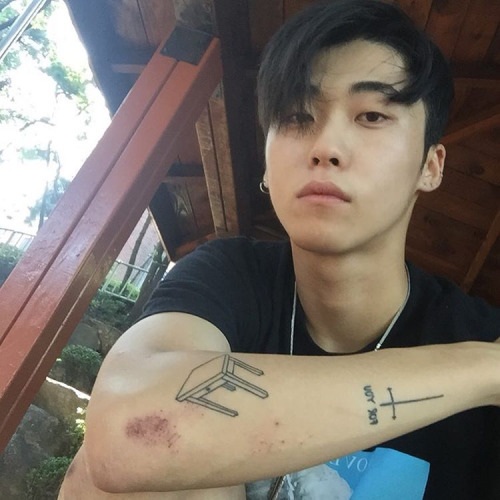 Nam người mẫu xứ Hàn tự vẫn ở tuổi 22 - 9 Nam người mẫu xứ Hàn tự vẫn ở tuổi 22 - 9