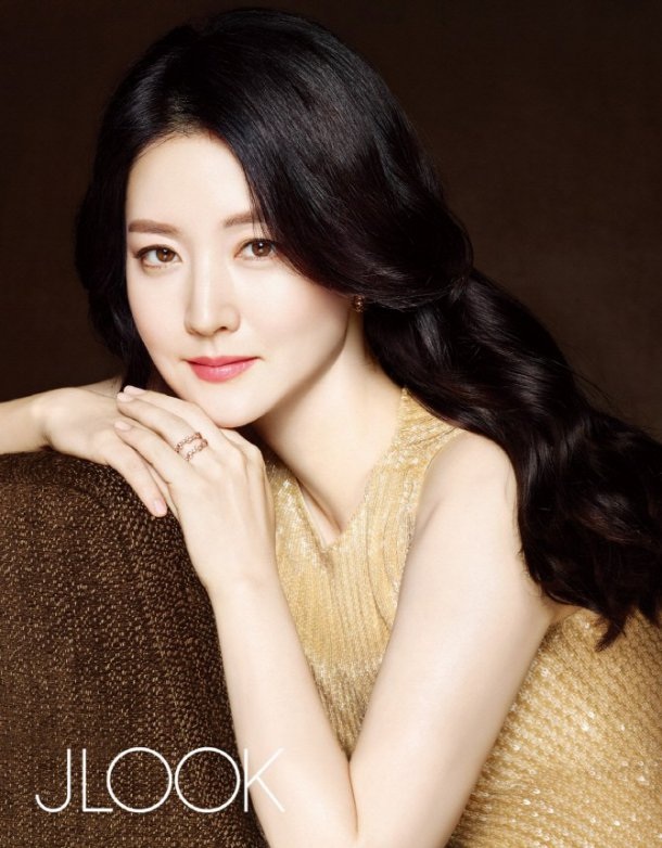 Nhan sắc "không tuổi" của "Nàng Dae Jang Geum" Lee Young Ae - 8
Ngôi sao 46 tuổi thừa nhận, cảm xúc của cô đã thay đổi rất nhiều kể từ khi cô làm đám cưới và có con. “Người nghệ sĩ sẽ có những kinh nghiệm mới trong việc diễn tả cảm xúc sâu sắc khi họ trải qua những thay đổi lớn trong cuộc đời ví dụ như sinh con hay già dặn hơn”, Lee Young Ae nói.