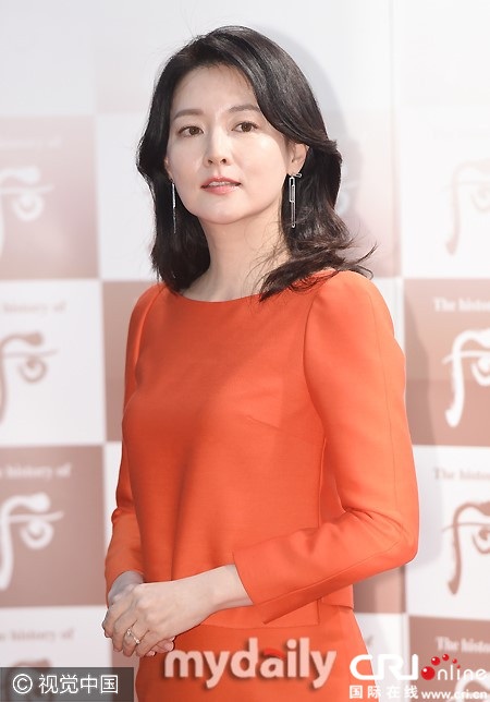 Nhan sắc "không tuổi" của "Nàng Dae Jang Geum" Lee Young Ae - 2
Lee Young Ae chọn váy màu cam và tông trang điểm theo phong cách tự nhiên.