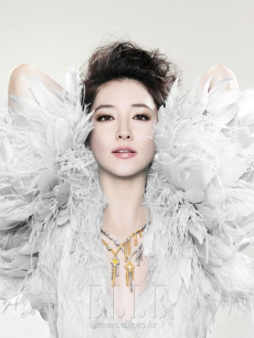 Nhan sắc "không tuổi" của "Nàng Dae Jang Geum" Lee Young Ae - 6
Bộ phim mà Lee Young Ae tham gia có tên là Saimdang, Light’s Diary”. Bộ phim truyền hình dài tập tái hiện cuộc đời của một nhân vật lịch sử nổi tiếng của Hàn Quốc có tên là Shin Saimdang, bà là một tác giả kiêm nghệ sĩ dưới chiều đại Chosun.