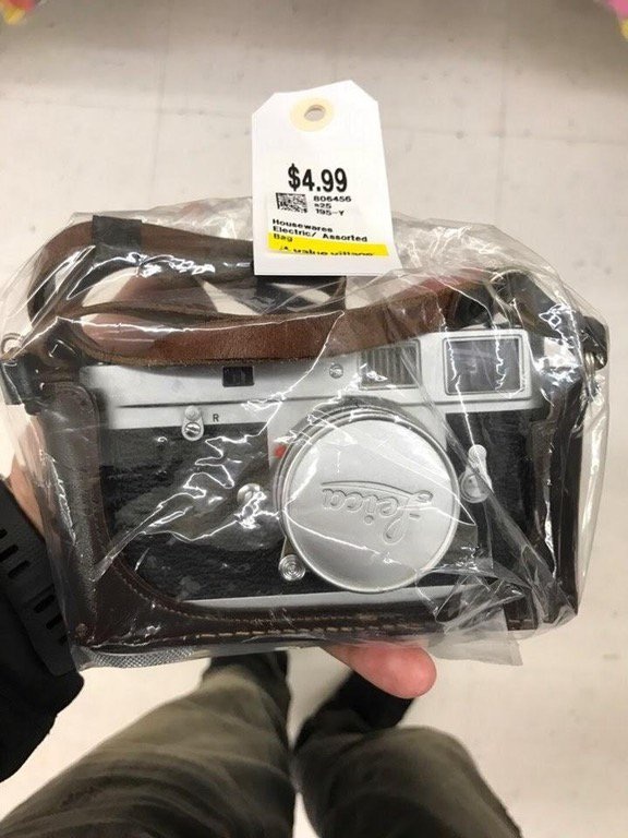 Chiếc máy ảnh Leica còn nguyên vẹn được bán trong hàng đồ cũ với giá chỉ 5 USD.