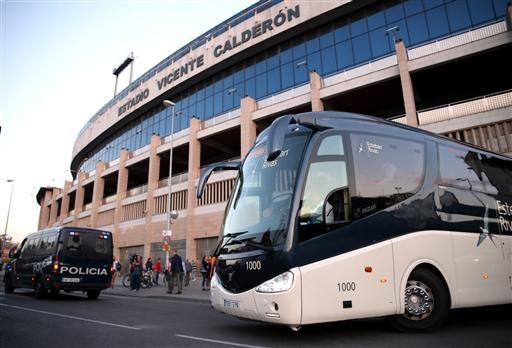 Các ông chủ người Thái Lan sang tận Madrid cổ vũ Leicester - 1
Xe buýt trở đội Leicester xuất hiện tại Vincente Calderon
