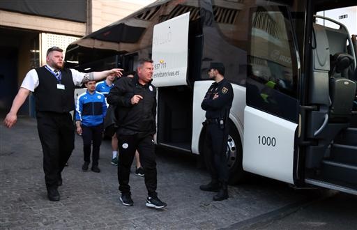 Các ông chủ người Thái Lan sang tận Madrid cổ vũ Leicester - 3
HLV Craig Shakespeare (giữa) cùng các cầu thủ Leicester tiến vào Vicente Calderon để tập làm quen sân trước trận tứ kết lượt đi