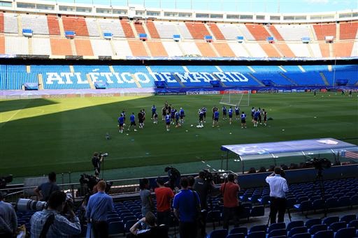 Các ông chủ người Thái Lan sang tận Madrid cổ vũ Leicester - 4
Buổi tập của Leicester nhận được sự thu hút đông đảo của truyền thông, tuy nhiên các phóng viên chỉ được tác nghiệp từ trên khán đài, kể cả quay phim và phóng viên ảnh cũng không được xuống đường biên