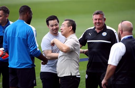 Các ông chủ người Thái Lan sang tận Madrid cổ vũ Leicester - 6
Ông chủ Vichai Srivaddhanaprabha (giữa) và con trai Aiyawatt Srivaddhanaprabha nói chuyện với đội trưởng Wes Morgan (trái), HLV Craig Shakespeare (phải)