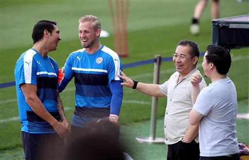 Các ông chủ người Thái Lan sang tận Madrid cổ vũ Leicester - 7
Những ông chủ của Leicester nói chuyện khá vui vẻ với cầu thủ