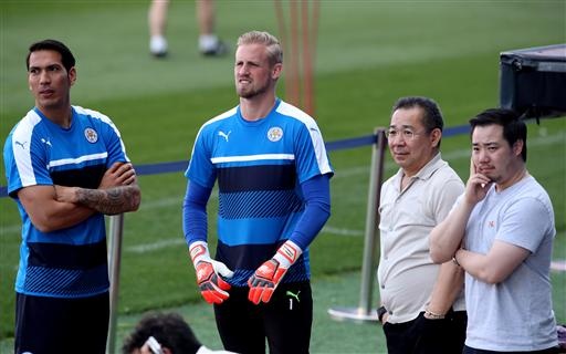 Các ông chủ người Thái Lan sang tận Madrid cổ vũ Leicester - 8
Ulloa (trái), Schemeichel (giữa) và các ông chủ của Leicester trong lúc chờ đợi buổi tập bắt đầu
