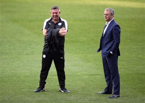 Các ông chủ người Thái Lan sang tận Madrid cổ vũ Leicester - 9
HLV Craig Shakespeare (trái) cùng Giám đốc bóng đá kiêm giám đốc học viện Jon Rudkin (phải)