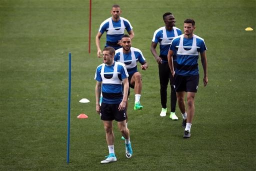 Các ông chủ người Thái Lan sang tận Madrid cổ vũ Leicester - 10
Vardy (phía trước) trên sân tập cùng các đồng đội