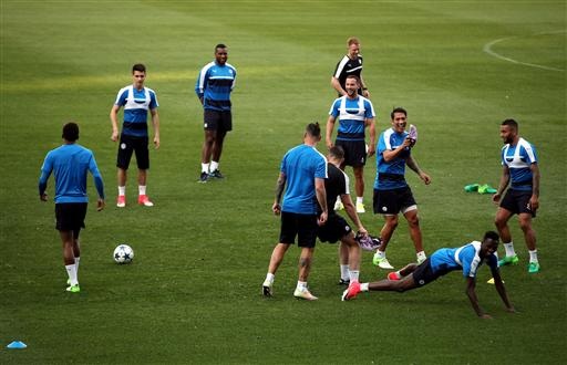 Các ông chủ người Thái Lan sang tận Madrid cổ vũ Leicester - 14
Các cầu thủ Leicester chia nhóm luyện tập