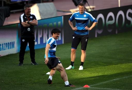 Các ông chủ người Thái Lan sang tận Madrid cổ vũ Leicester - 15
Tiền đạo Okazaki phải tập riêng