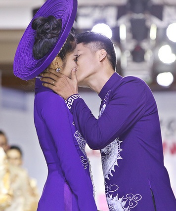 Diễn viên Lê Phương và bạn trai Trung Kiên hôn nhau trên sân khấu trong chương trình biểu diễn thời trang vào tháng 11/2016 khi đang rộ lên tin đồn cả hai chuẩn bị đám cưới nhưng đến nay cô mới chính thức lên tiếng xác nhận thông tin trên.