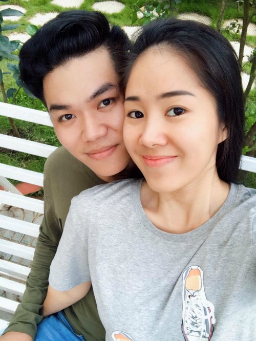 Tự Long làm thơ... xin lỗi vợ, Hà Hồ phủ nhận “cạch mặt” Mr Đàm - 13 Lê Phương chia sẻ ảnh hạnh phúc bên ông xã Trung Kiên sau đám cưới. Nữ diễn viên chia sẻ: Lo đám cưới mấy ngày ăn ngủ hông yên, mắt thâm, da sần lại béo (ăn đêm miết). Kệ, chồng con không chê là được.
