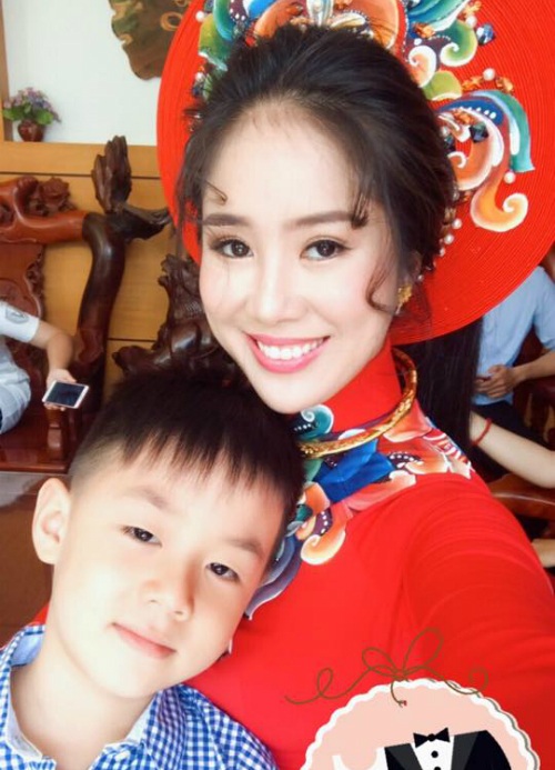 Bảo Thanh kỷ niệm ngày cưới; Trấn Thành "giả gái" quyến rũ đến... giật mình - 12 Diễn viên Lê Phương hạnh phúc bên con trai trong ngày cưới tại quê chồng Bình Thuận. Cô viết rất nhẹ nhàng nhưng có nhiều hàm ý: Theo mẹ nhé!