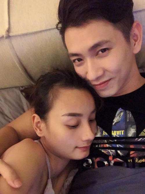 Lê Thúy tình cảm dựa vào ông xã, cả hai cùng nhau xem phim trong dịp nghỉ lễ năm nay.