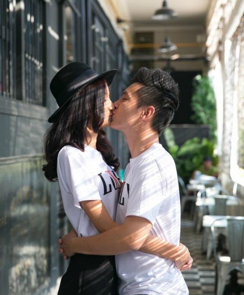 Tự Long làm thơ... xin lỗi vợ, Hà Hồ phủ nhận “cạch mặt” Mr Đàm - 14 Ông xã Lê Thuý chia sẻ ảnh hôn vợ ngot ngào. Đỗ An cũng chia sẻ quan niệm về hôn nhân: Bạn không cưới một người mà bạn muốn sống cùng. Bạn cưới một người mà bạn không thể sống nếu thiếu!.