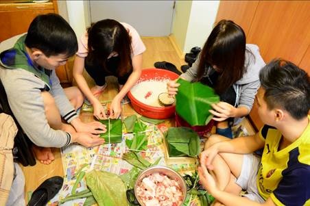DHS Việt tại Nga rộn ràng chuẩn bị đón Xuân mới - 3
Anh chị em LETI gói bánh chưng