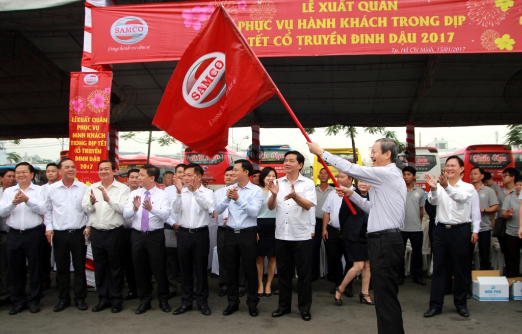 Mở lối đi bộ trên cao vào sảnh Tân Sơn Nhất theo gợi ý của Bí thư Thăng - 5 Phó Chủ tịch UBND TPHCM Lê Văn Khoa phát lệnh xuất quân phục vụ hành khách dịp Tết Nguyên đán 2017