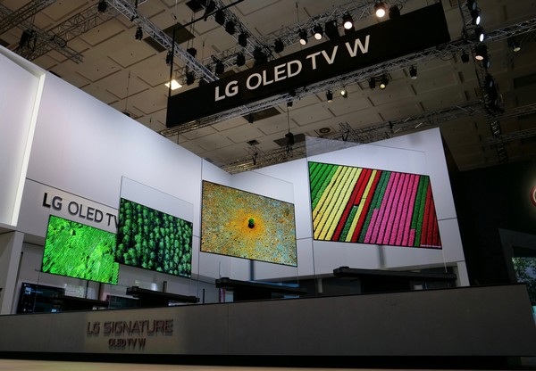 LG trình làng loạt TV OLED ấn tượng tại IFA 2017 - 2 Mẫu TV LG Signature OLED W được trưng bày tại IFA là mẫu TV được đánh giá cao và được Hiệp hội Hình ảnh và Âm thanh châu Âu (EISA) công nhận là “TV OLED tốt nhất”