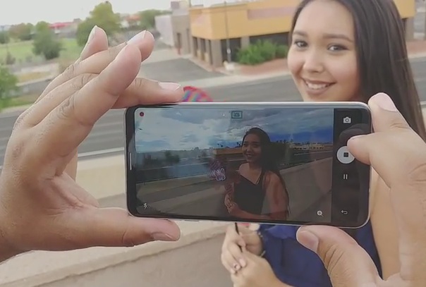LG V30 lộ toàn bộ trước giờ ra mắt qua loạt clip thực tế bị rò rỉ - 2 Mặt trước của V30 với thiết kế không viền màn hình