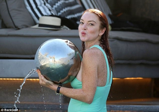 Lindsay Lohan già nua hơn tuổi 31 - 5
Lindsay cũng liên tục thất bại trong chuyện tình trường