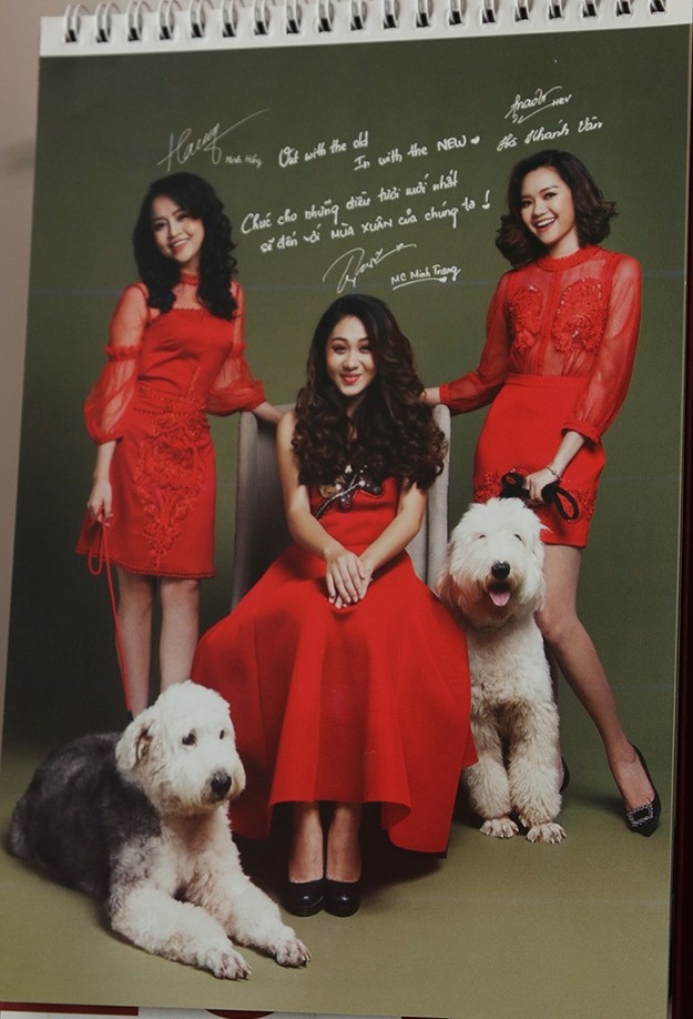 Bên cạnh đó là những lời kêu gọi rất đỗi chân thực, gần gũi của MC Tương Ớt của nhà hàng Bữa trưa vui vẻ. Khánh Vân vui vẻ tiết lộ rằng: “Bộ lịch này sẽ được đem để làm từ thiện cho tất cả các bạn nhỏ ở vùng cao, để giúp các bạn có cuộc sống ấm no, đầy đủ và đón một cái Tết thật là vui và ý nghĩa.