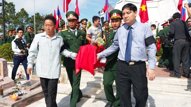 An táng 104 hài cốt quân tình nguyện, chuyên gia Việt Nam hy sinh tại Lào - 10
Bí thư tỉnh uỷ Nghệ An Nguyễn Đắc Vinh (hàng đầu, bên phải) đưa lĩnh cữu liệt sĩ tới nơi an nghỉ.