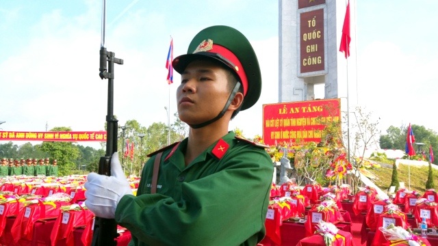 An táng 104 hài cốt quân tình nguyện, chuyên gia Việt Nam hy sinh tại Lào - 2 An táng 104 hài cốt quân tình nguyện, chuyên gia Việt Nam hy sinh tại Lào - 2