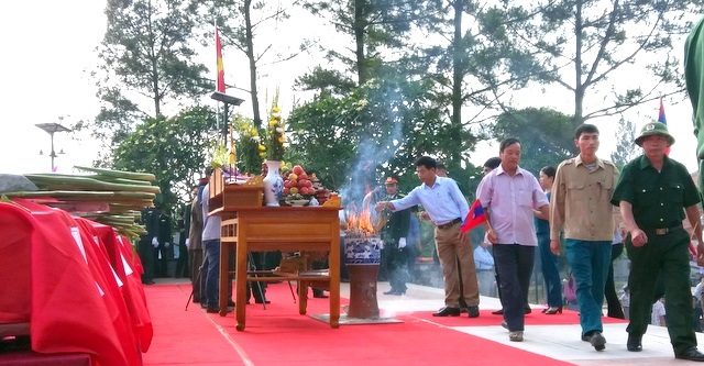 An táng 104 hài cốt quân tình nguyện, chuyên gia Việt Nam hy sinh tại Lào - 8
Đông đảo các tầng lớp nhân dân và khách quốc tế tới thắp hương các hương hồn liệt sĩ.