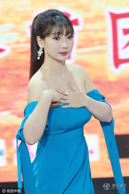Liễu Nham diện váy trễ nải khoe thềm ngực đầy - 6
Chiếc váy gợi cảm và quyến rũ khiến người đẹp phải rất nhẹ nhàng khi di chuyển trên sân khấu.