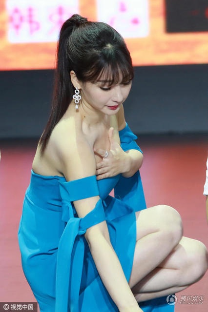 Liễu Nham diện váy trễ nải khoe thềm ngực đầy - 5 Liễu Nham diện váy trễ nải khoe thềm ngực đầy - 5