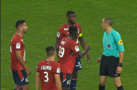 Trọng tài rút thẻ đỏ đuổi... nhầm đuổi cầu thủ ở Ligue 1 - 1
Amadou (thứ hai từ phải sang) mới là người đáng phải nhận thẻ đỏ