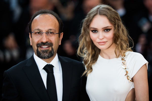 Dàn người đẹp rạng rỡ dự khai mạc LHP Cannes - 1
Đạo diễn Asghar Farhadi và diễn viên trẻ Lily-Rose Depp - con gái tài tử Johnny Deep