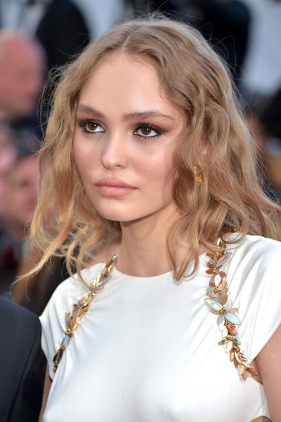 Dàn người đẹp rạng rỡ dự khai mạc LHP Cannes - 2
Lily-Rose Depp đang nối nghiệp bố mẹ làm diễn viên