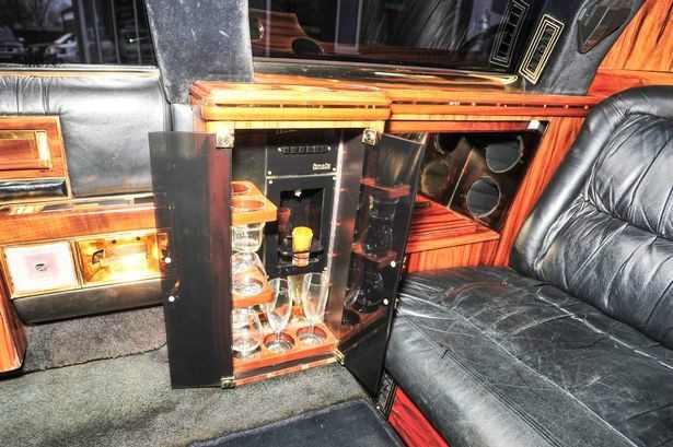 Limousine cũ của ông Trump được trang bị những gì? - 6
Khoang sau xe được trang bị đầy đủ tiện nghi, từ điện thoại di động, két sắt, bàn làm việc gấp, cho đến minibar.