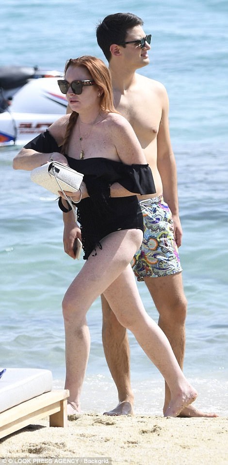 Lindsay Lohan lộ gương mặt già nua so với tuổi 30 - 9
Lindsay trò chuyện với một người bạn khác giới.