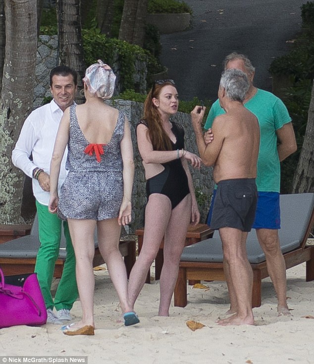 Lindsay Lohan khoe dáng, tắm biển tại Thái Lan - 11
Lindsay hiện đang tận hưởng cuộc sống độc thân. Ngôi sao nổi tiếng thỉnh thoảng góp mặt trong một vài sự kiện và không mặn mà với các hoạt động của làng giải trí.