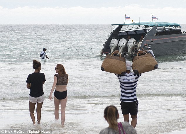 Lindsay Lohan khoe dáng, tắm biển tại Thái Lan - 9
Lindsay đính hôn với Egor Tarabaso, một thanh niên kém cô 8 tuổi vào tháng 4 năm ngoái sau một thời gian ngắn hò hẹn. Nhưng chỉ tới tháng 7, Lindsay bất ngwof tố bạn trai ngoại tình và dọa giết cô. Cặp đôi chia tay ngay sau đó.