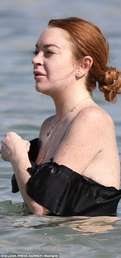 Lindsay Lohan lộ gương mặt già nua so với tuổi 30 - 5
Một năm sau chuyện tình cảm đau lòng, Lindsay Lohan mới quay lại Hy Lạp. Cô trông có phần ít nói, dịu dàng hơn.