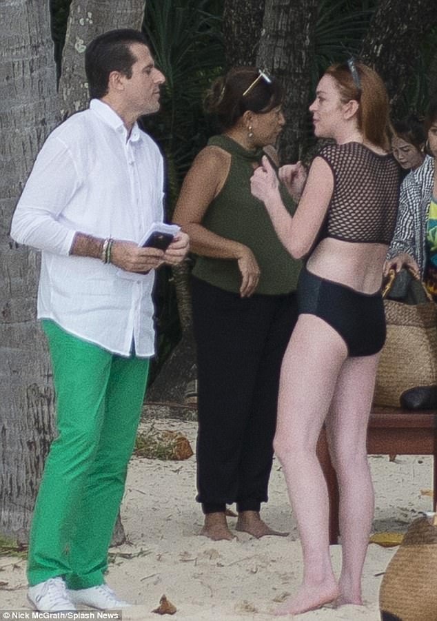 Lindsay Lohan khoe dáng, tắm biển tại Thái Lan - 7
Lindsay nán lại trò chuyện với bạn.