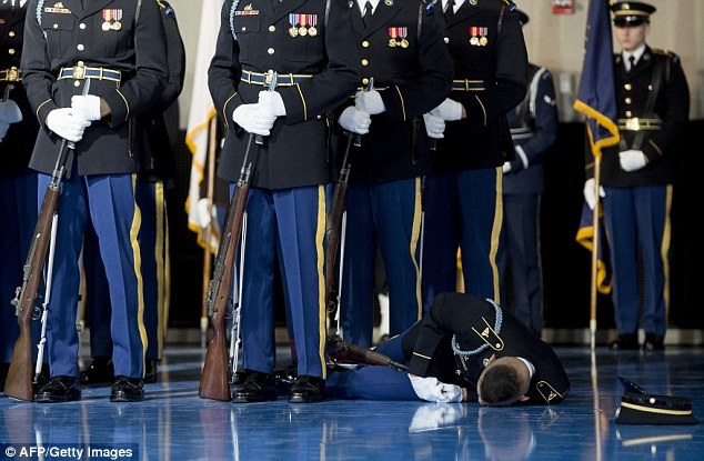 Lính Mỹ ngất xỉu trong lễ chia tay Tổng thống Obama - 2 Người lính bị ngất trong khi Tổng thống Obama phát biểu (Ảnh: AFP)