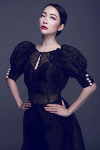 Để giữ được vóc dáng, ngoài những giờ tập múa tại phòng tập, Linh Nga còn tìm cách giữ đầu óc thư thái bằng những công việc nhỏ hằng ngày. Làm việc nhà, chăm sóc con gái Luna là cách để “chim công làng múa” thoát khỏi những bộn bề của cuộc sống thực tại...