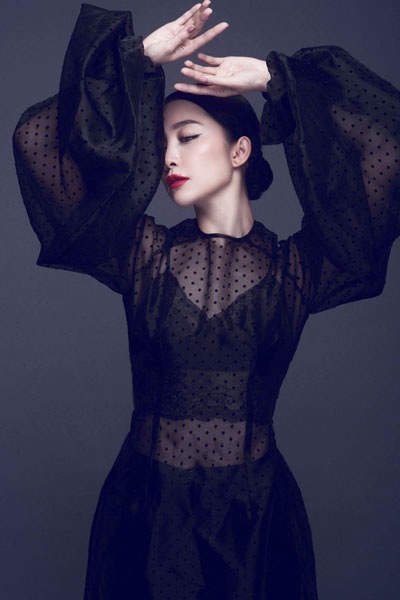 Với dáng váy cắt cúp phần thân và ngực, NSƯT Linh Nga toát lên vẻ đẹp vừa huyền bí vừa gợi cảm.