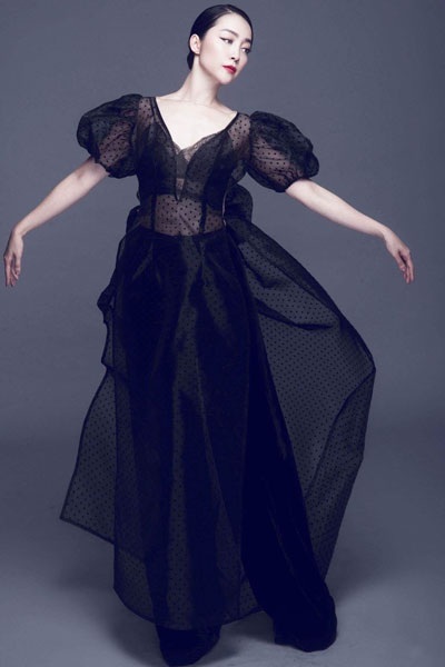 Lần đầu tiên làm nàng thơ của NTK Đức Hùng, Linh Nga để lại ấn tượng mạnh mẽ.