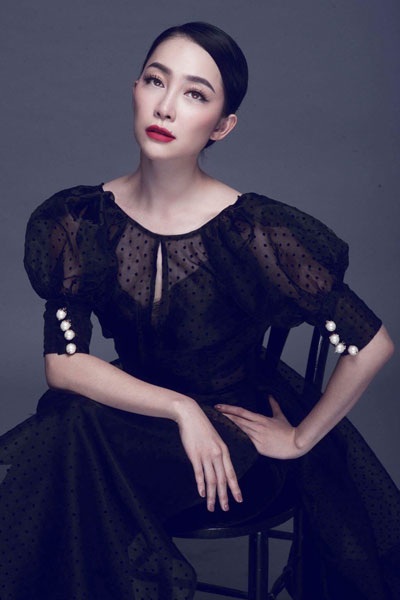Chim công làng múa Linh Nga vừa tái xuất với tạo hình vừa cổ điển, vừa gợi cảm với váy dạ hội màu đen, chất liệu oganra, kết hợp nhung the.