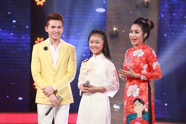 NSND Thu Hiền gật gù trước màn song ca của Quốc Thiên, Linh Phương - 2 Màn song ca của Linh Phương và khách mời, ca sĩ Quốc Thiên nhận cơn mưa lời khen.